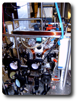 Enceinte ultra-vide dans laquelle les atomes de strontium sont piégés par un réseau optique